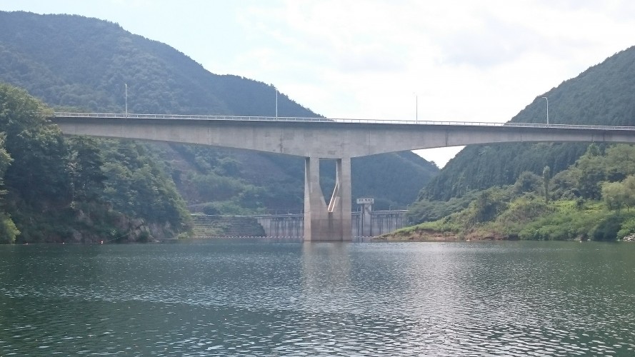 梅田湖から眺める梅田大橋