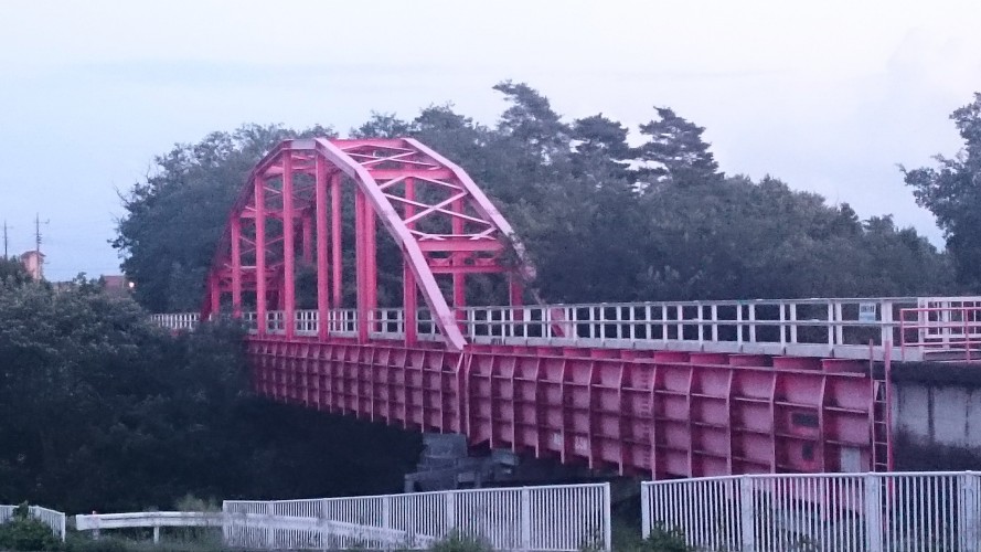 真壁調整池の赤い橋