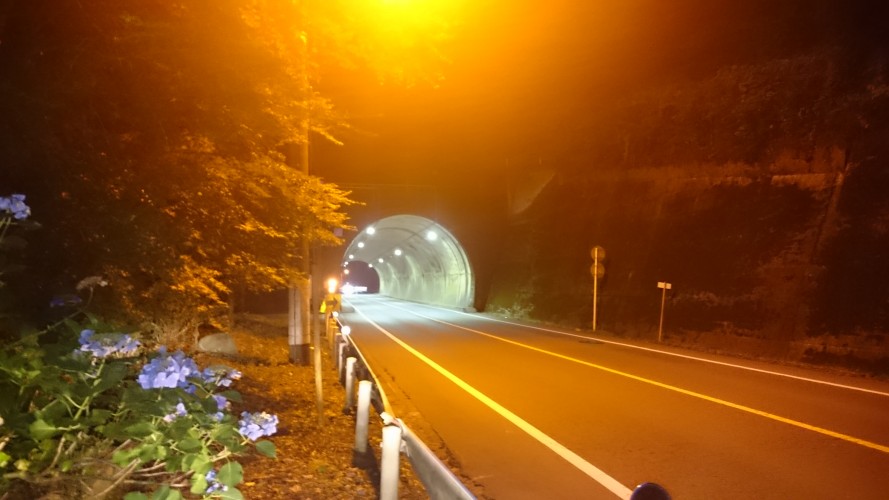 夜の城下トンネル